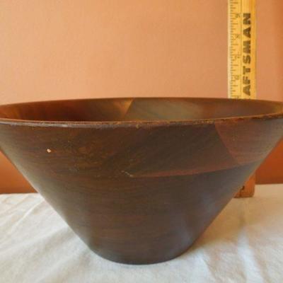 Lot 159: Wood and Marble Kitchen Items
