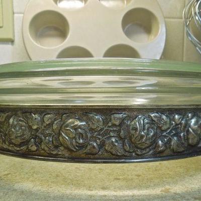 Lot 173: Baking Dishes, Cuisinart Hand Mixer, Microwave Baking