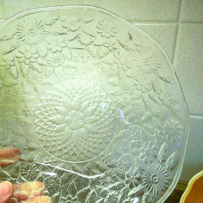 Lot 169: 8 Canteloupe Bowls, Pyrex Loaf Pan and Serving Pieces