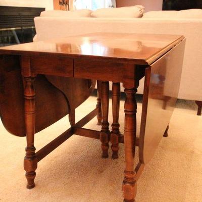 Lot 93: Moosehead Maple Gateleg Dining Table 6 Chairs 