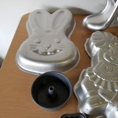 Lot 45 - Cake Jello Molds/pans