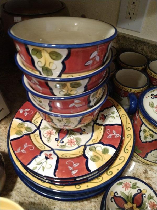 Decorative dish set
