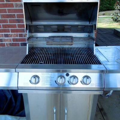 Lot 2: Jenn-Air Stainless Steel Grill Model 720-0061-LP with Cover