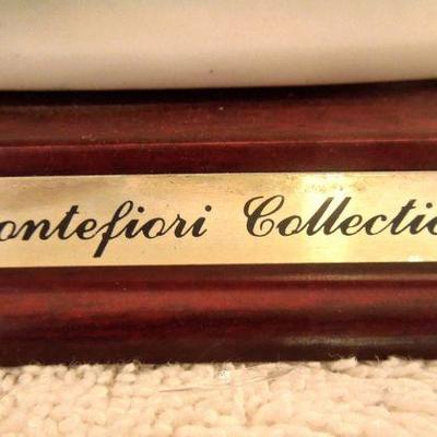 Lot 32: MONTEFIORI Collection 12.5in Hummingbird on Trumpet Vine Statue