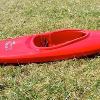 Lot 29: Perception Acadia Scout 10ft Kid's Whitewater Kayak