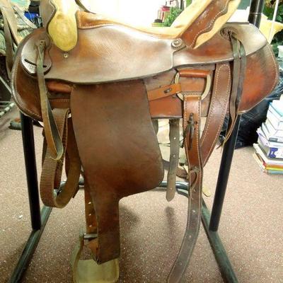  Lot 11: Gaited Tan and Brown 16" Pleasure Trail Saddle 