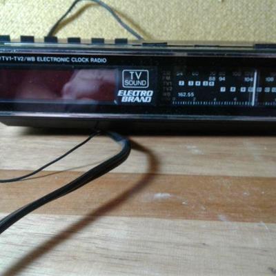 Vintage radio alarm clock works fine