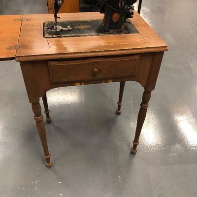 Antique Electric Singer Sewing machine in cabinet 