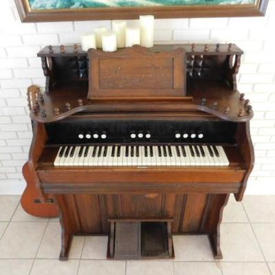 Antique Sears and Roebuck Walnut  Pump Organ 42