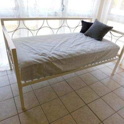 White Metal Frame Day Bed with Twin Serta Mattress 78