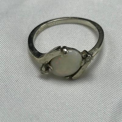 Lot 50 - 14K Ring with Iridescent Stone