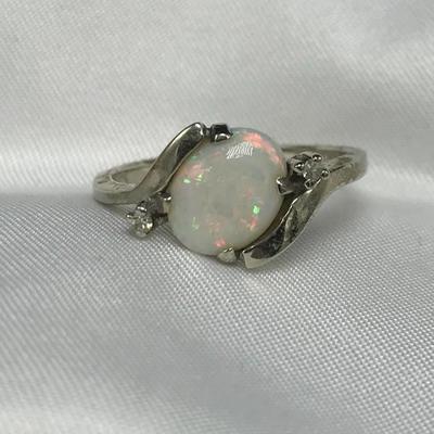 Lot 50 - 14K Ring with Iridescent Stone