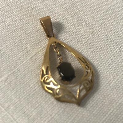 Lot 107 - 18K Pendant