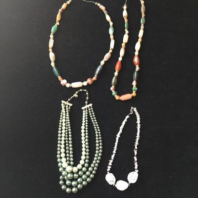 Lot 49 - Necklaces in Stone and Beads