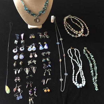 Lot 67 - Earrings and Necklaces
