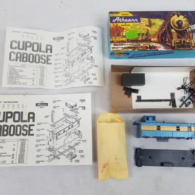 Vintage Model Train Athearn 1250 Caboose Santa Fe with Box. Needs Assembly