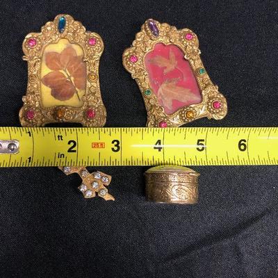 Lot 26 - Vintage Antique Pill box and small frames