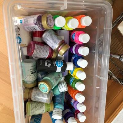 096:  Artists Loft Painting Kit, Paint Brushes and Art Supplies