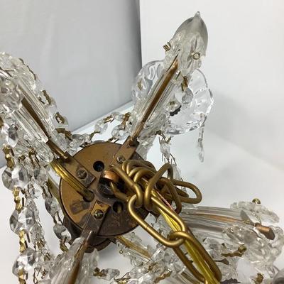 024: Beautiful Crystal Chandelier
