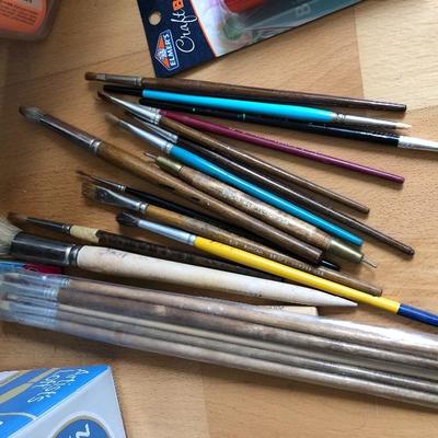 096:  Artists Loft Painting Kit, Paint Brushes and Art Supplies