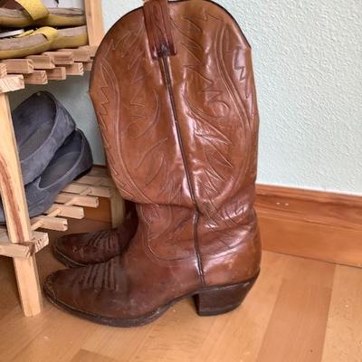 103: Womans Shoes Sizes 8 and 8-1/2