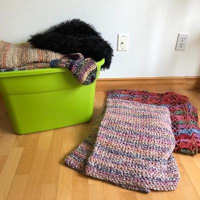 095:  More Beautiful Crocheted Finished Blankets 