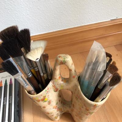 096:  Artists Loft Painting Kit, Paint Brushes and Art Supplies