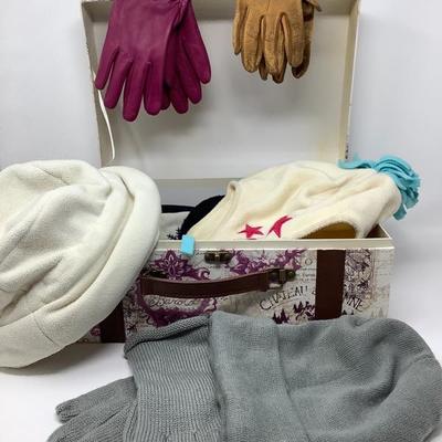 032:  Winter Hats, Scarves,Gloves  in Decorative Box