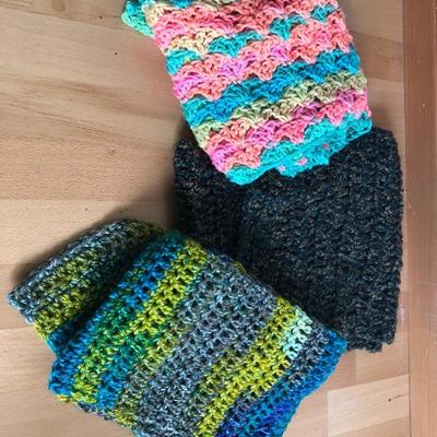 090:  Unfinished Knitting Projects With Yarn 
