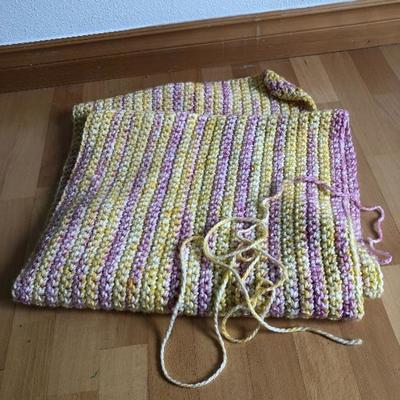 090:  Unfinished Knitting Projects With Yarn 