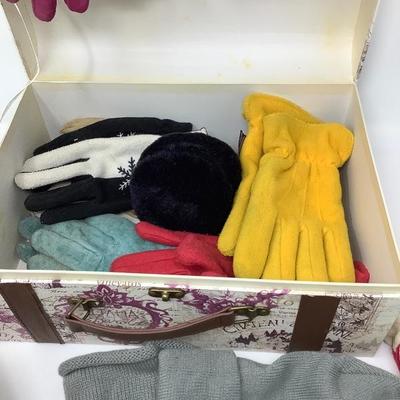 032:  Winter Hats, Scarves,Gloves  in Decorative Box
