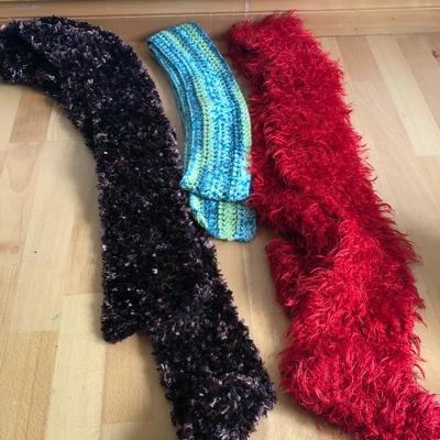 090:  Unfinished Knitting Projects With Yarn 