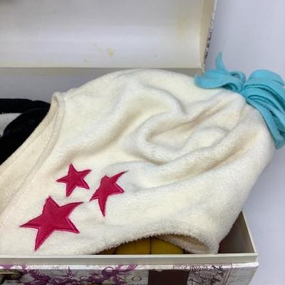 032:  Winter Hats, Scarves,Gloves  in Decorative Box