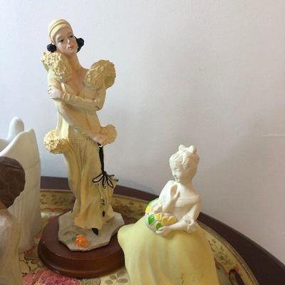 Tray with women figurines Lots# 45