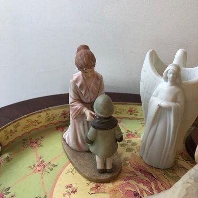Tray with women figurines Lots# 45