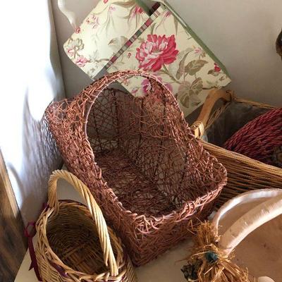 Lot #63 Baskets and decorative boxes