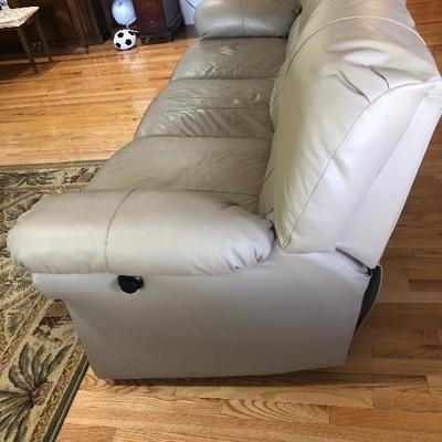 003: Berkshire Reclining Leather Sofa 