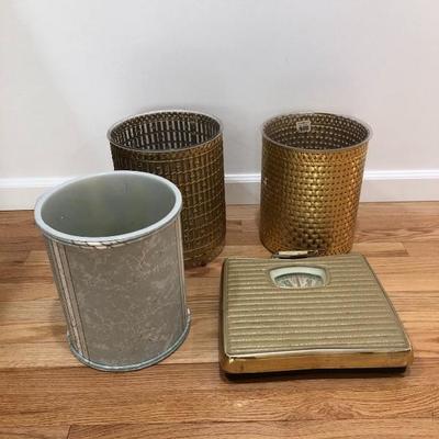 098: Vintage Bathroom Items
