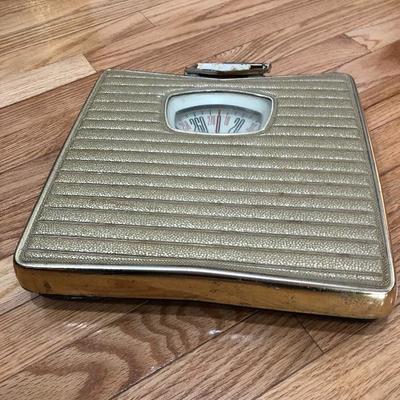 098: Vintage Bathroom Items