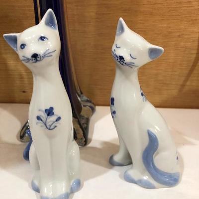 099:  Glass Flowers and other Decor Items. 