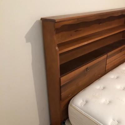 013:  Queen Size Bed With Bedding 