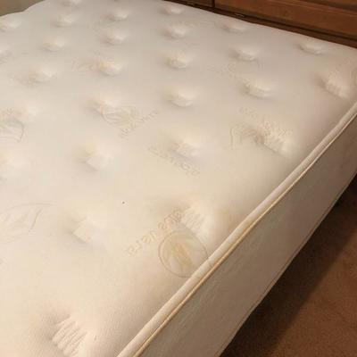 013:  Queen Size Bed With Bedding 