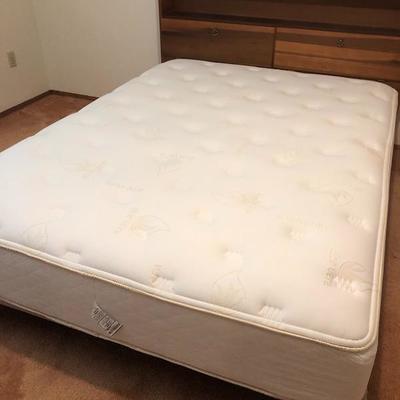 013:  Queen Size Bed With Bedding 