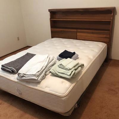 013:  Queen Size Bed With Bedding 