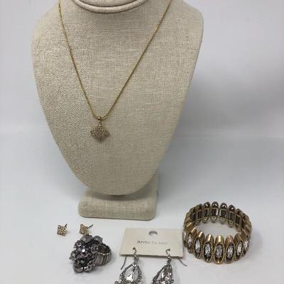030: Glamour Vintage Jewelry 