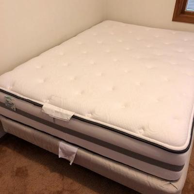 207:  Beautyrest Full Mattress with Heated Bed Cover and Goose Down Comforter