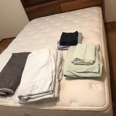 013:  Queen Size Bed With Bedding 