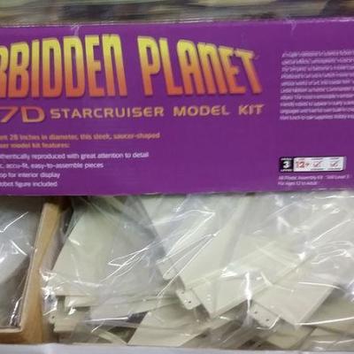 Forbidden Planet C-57D Starcruiser model kit