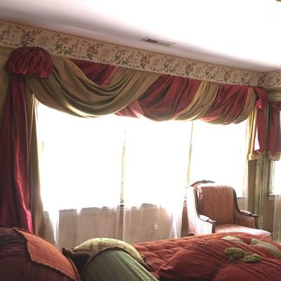 Lot 318 - Queen Bed and Curtains 