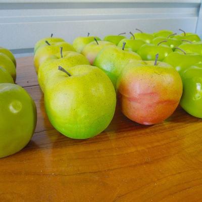 Lot 186: Decorative Granny Smith Green Apples x 27